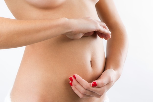 pancia piatta con l'ostetrica