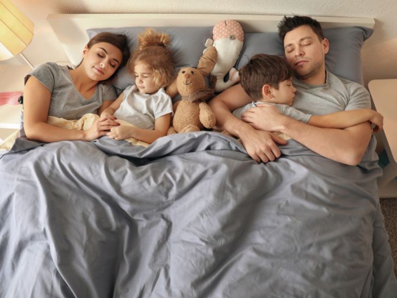 Figli che dormono con i genitori: semplice vizio o esigenza&nbsp;biologica?