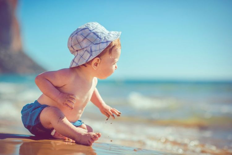 al-mare-con-un-neonato-cosa-portare-e-come-proteggerlo